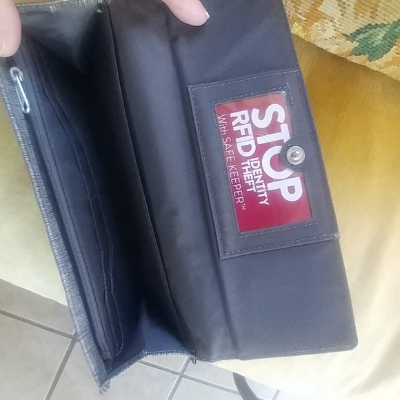 MUNDI GRAY RFID WRISTLET CLUTCH - Picture 2 of 4